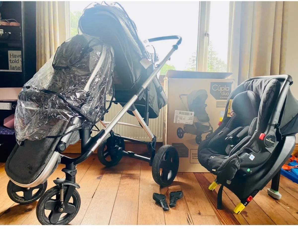 Cupla double buggy and car seat with isobase