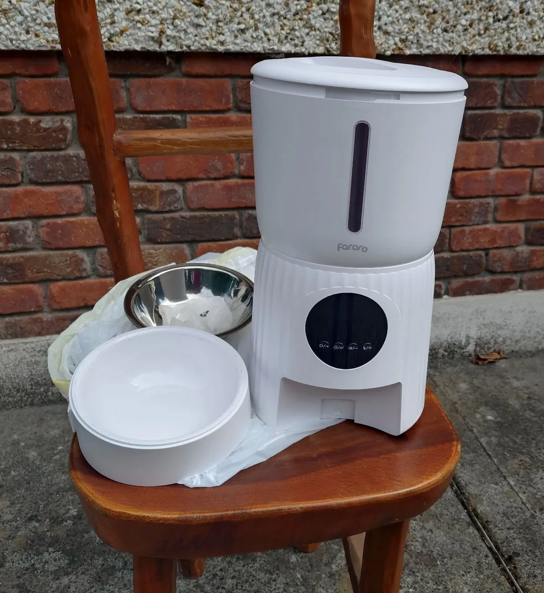 FARORO AUTOMATIC CAT FEEDER (LIKE NEW). - Image 1