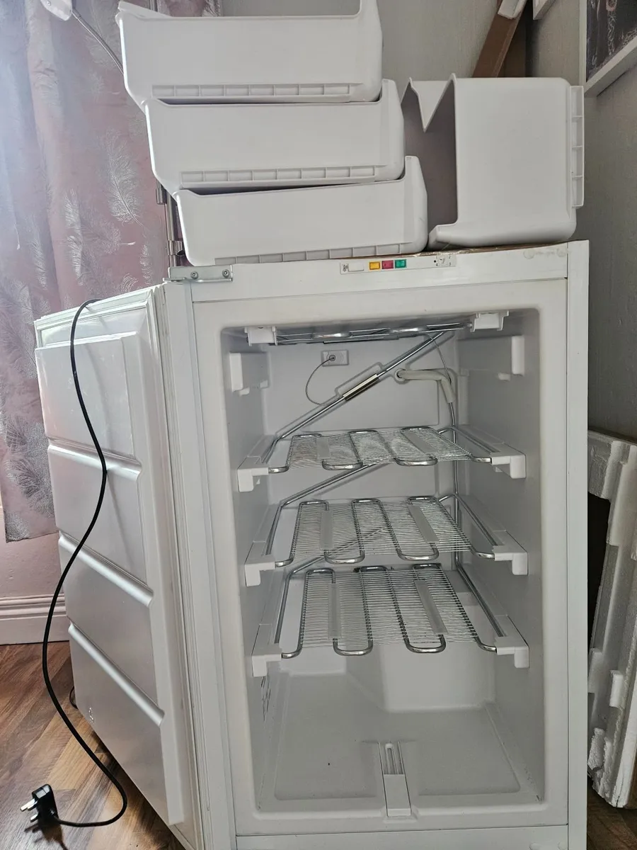 Integrated fridge freezer - Image 1