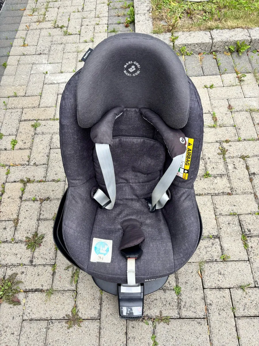 Maxi-cozi pearl pro car seat with 2way fix base - Image 1