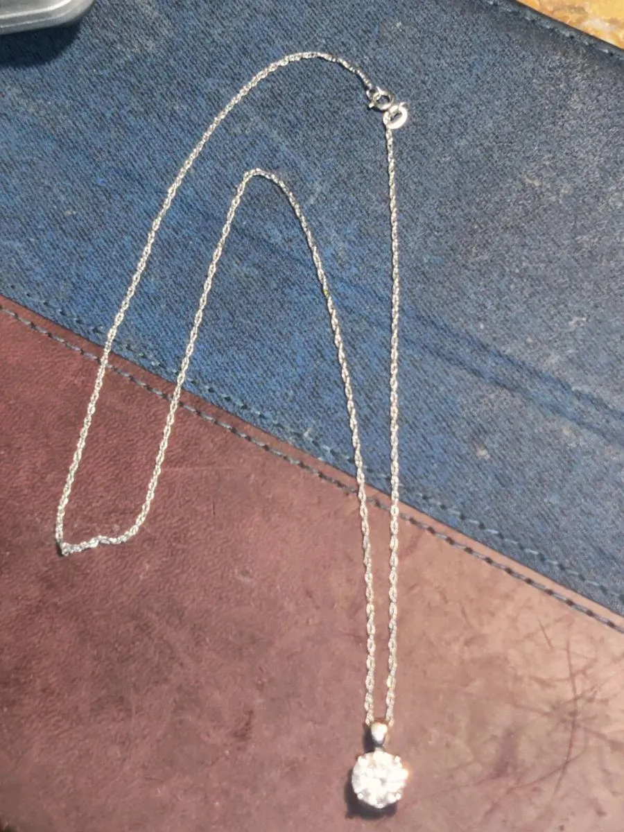 ELEGANT ROUND CRYSTAL, 9CT White Gold Necklace ! - Image 3