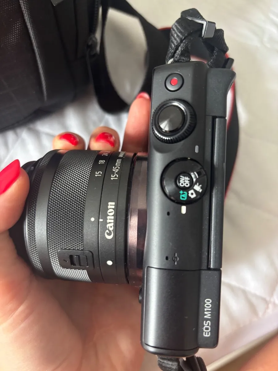 Canon Eos M100, bag and tripod - Image 1