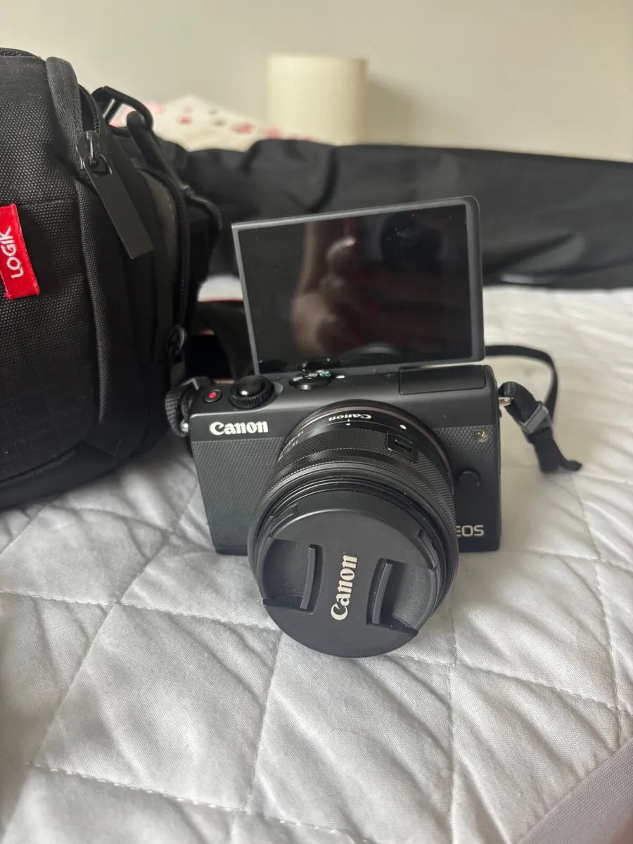 Canon Eos M100, bag and tripod - Image 4