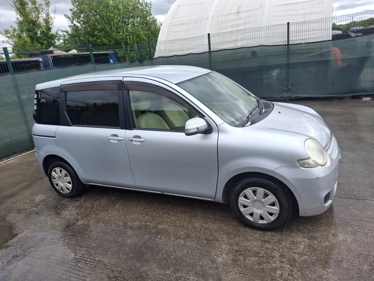 2008 Toyota Sienta  7 seater    Automatic - Image 1