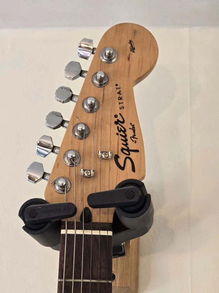Fender Squire Stratocaster, Amp and case - Image 3