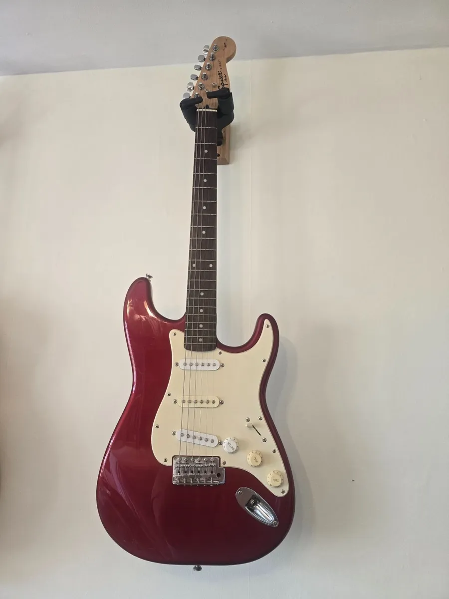 Fender Squire Stratocaster, Amp and case - Image 2