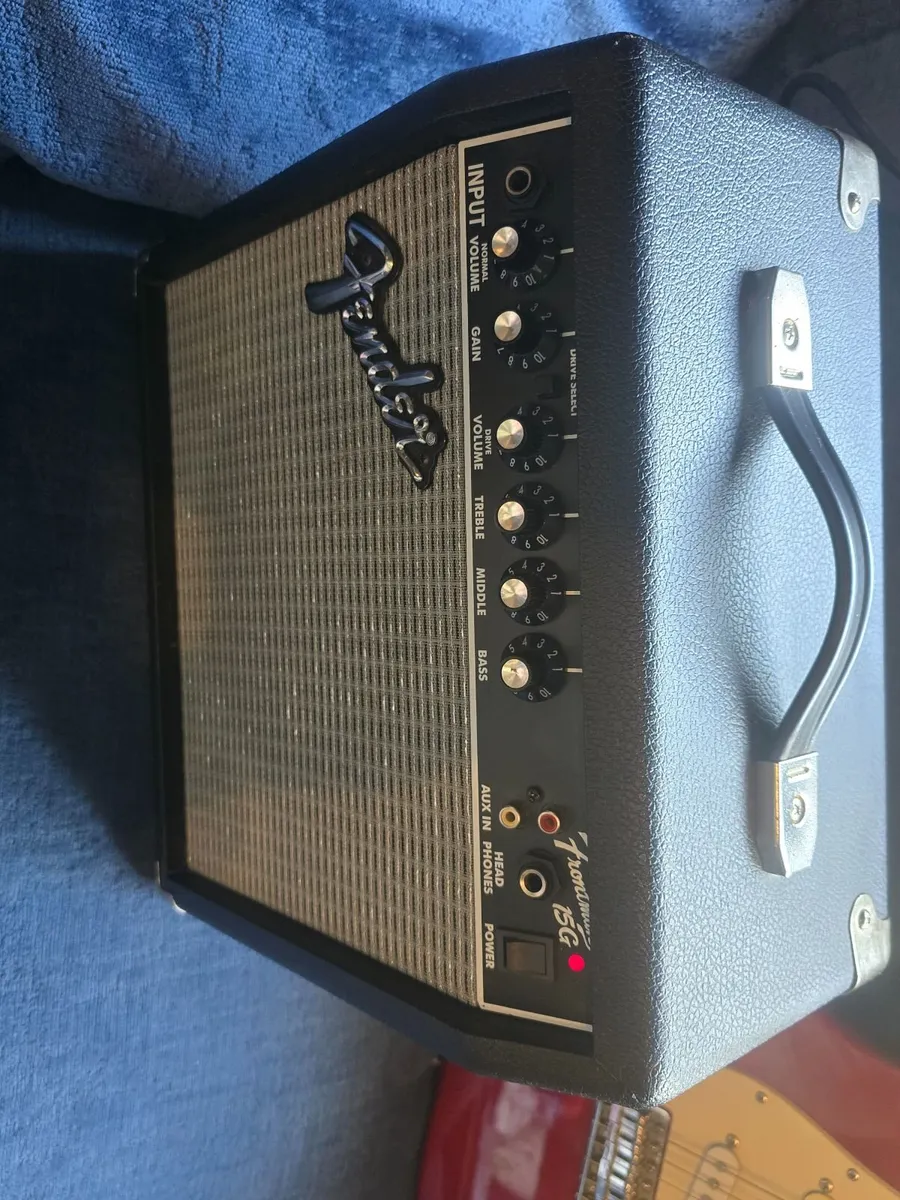Fender Squire Stratocaster, Amp and case - Image 4