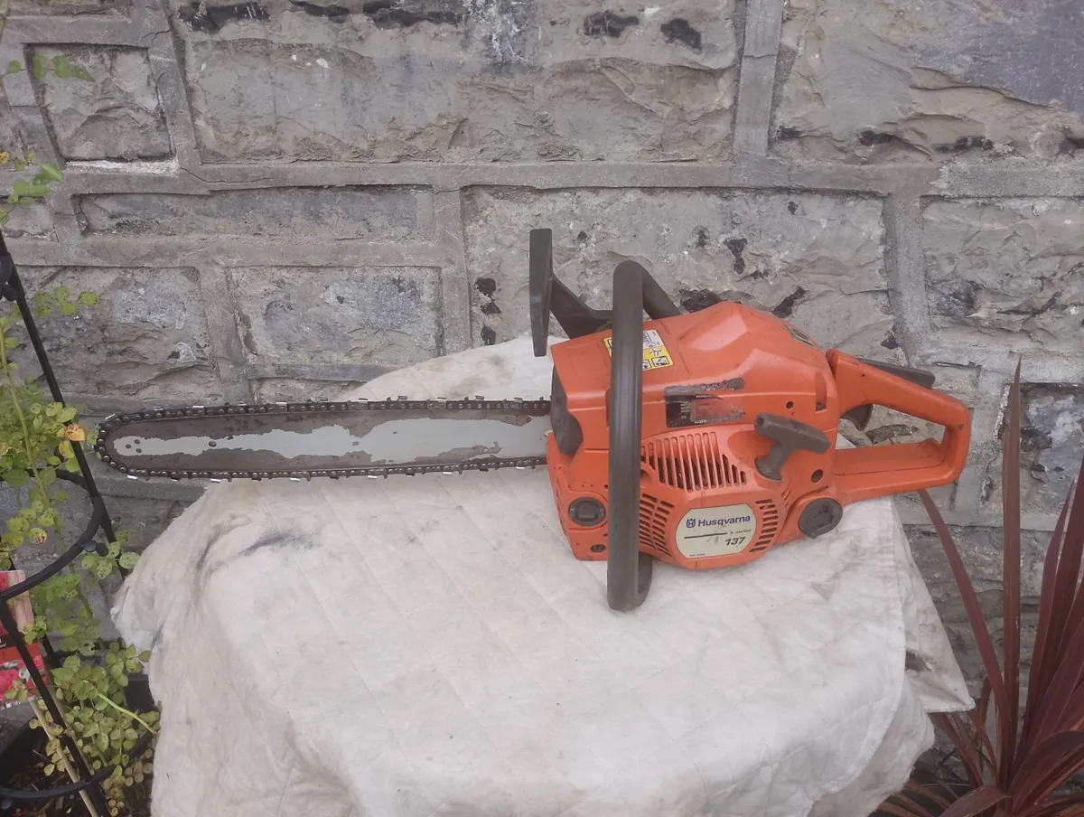 Husqvarna 137 chainsaw - Image 1