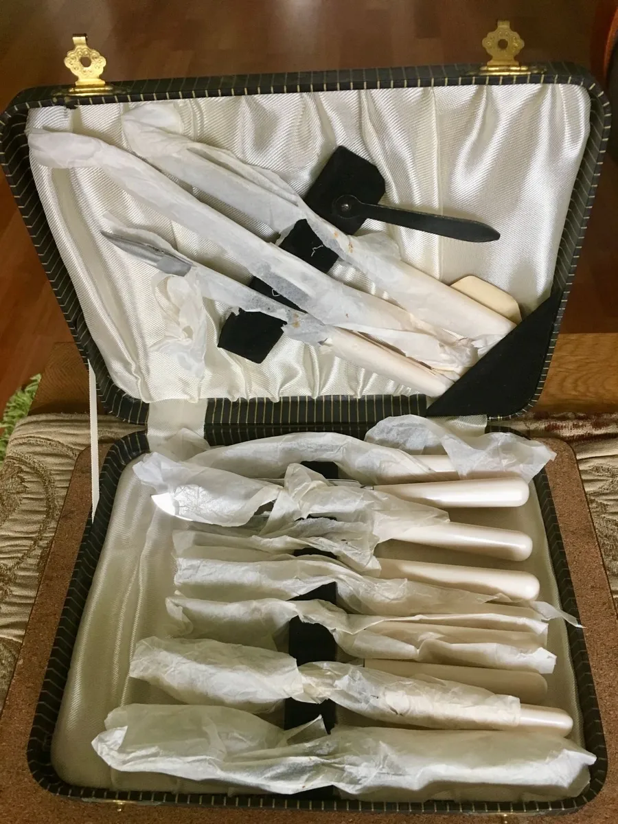 Full vintage matching set of 12 knives and forks - Image 1