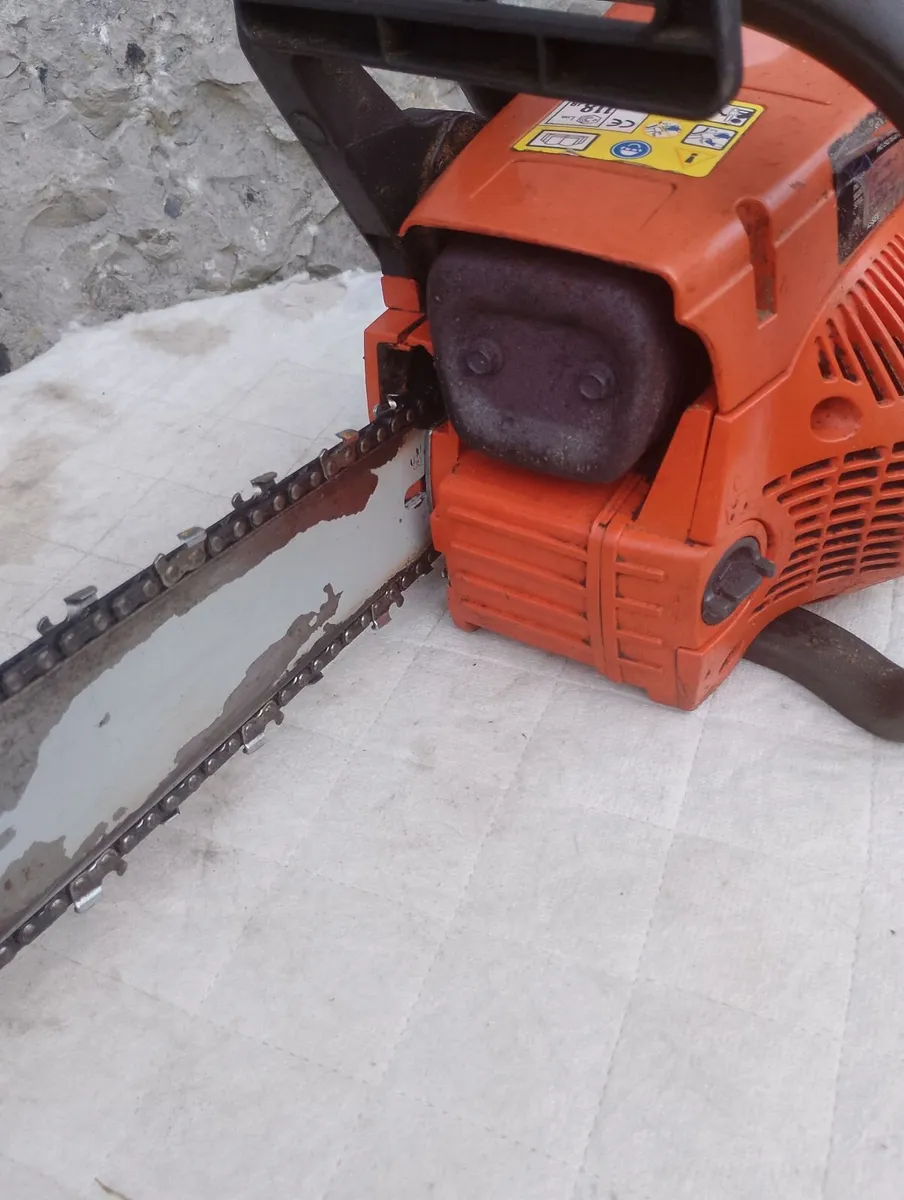 Husqvarna 137 chainsaw 15" bar - Image 3