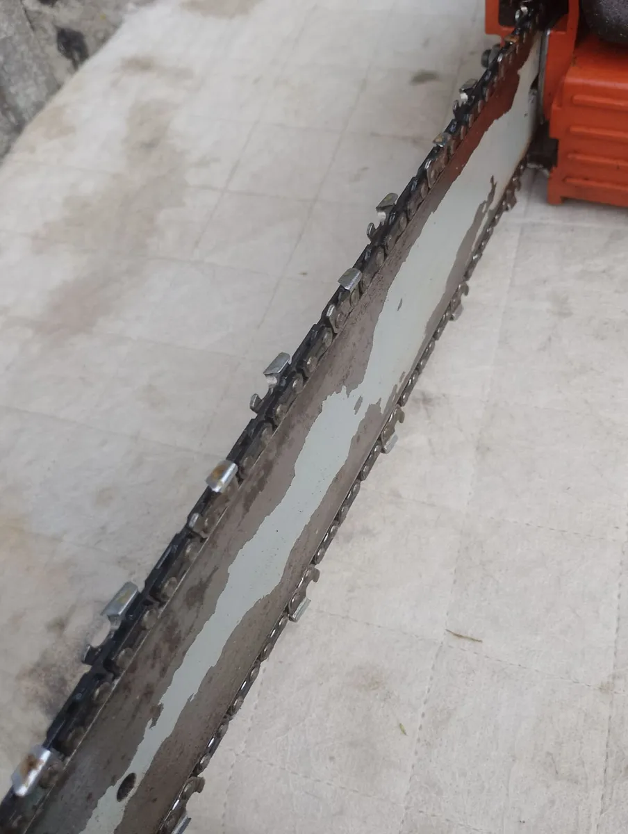 Husqvarna 137 chainsaw 15" bar - Image 2