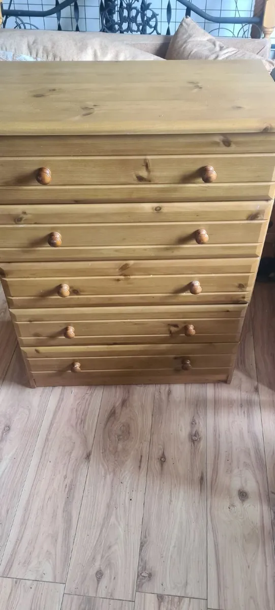 Chest of drawers