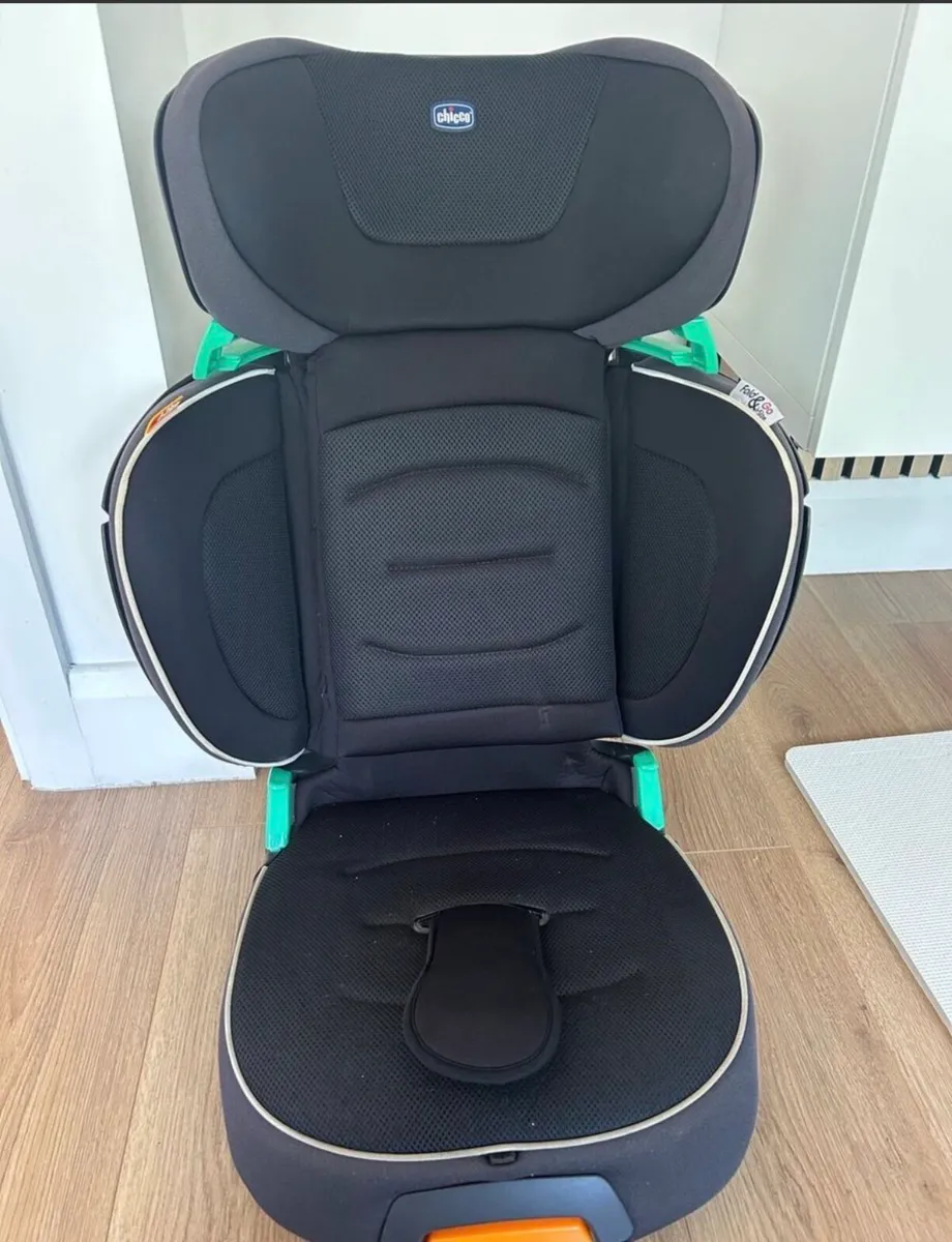 Chicco car seat - Image 1
