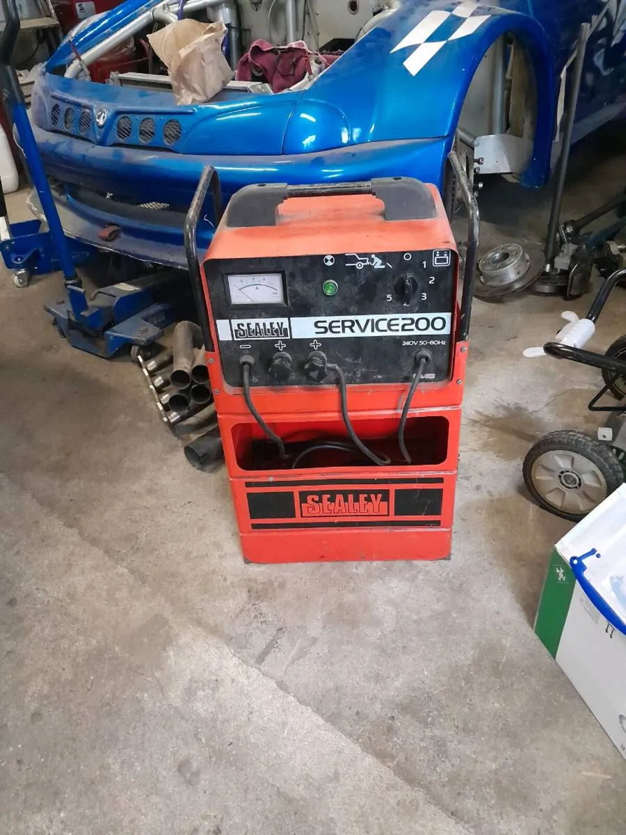 Battery charger. - Image 1