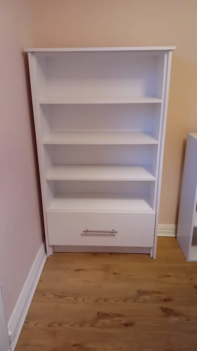 Bedroom set. Chest of drawers & bookshelf. - Image 1