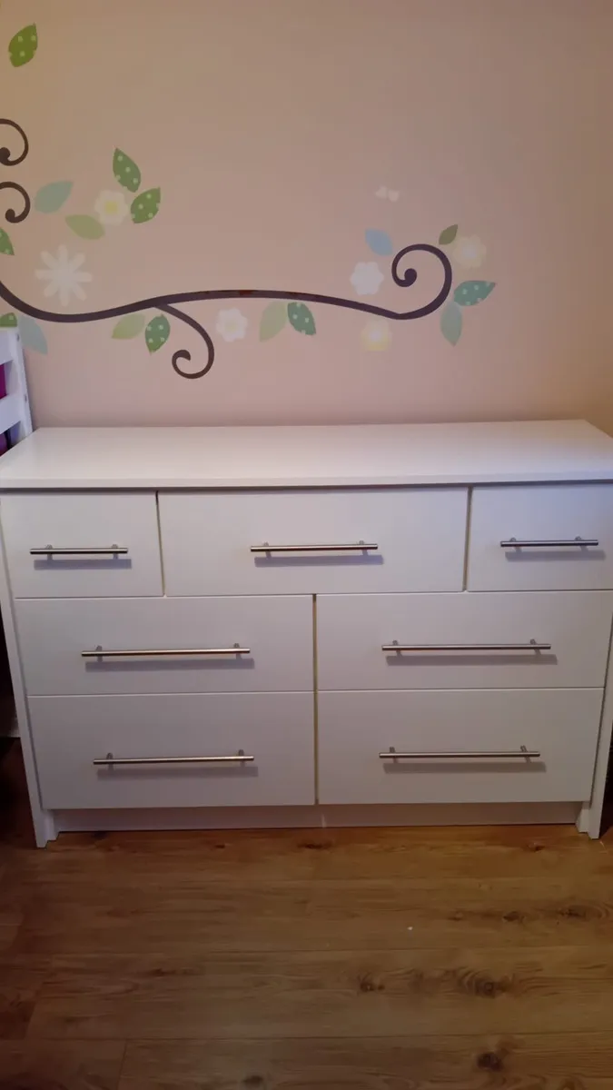 Bedroom set. Chest of drawers & bookshelf. - Image 2