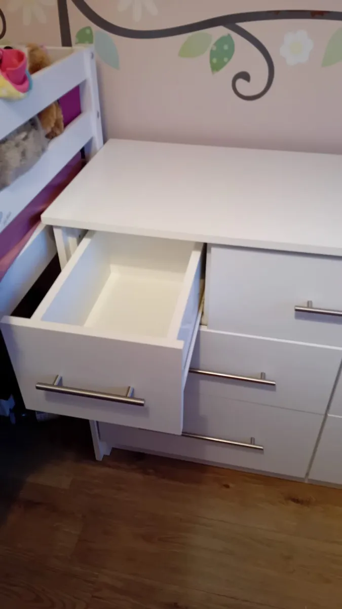 Bedroom set. Chest of drawers & bookshelf. - Image 3