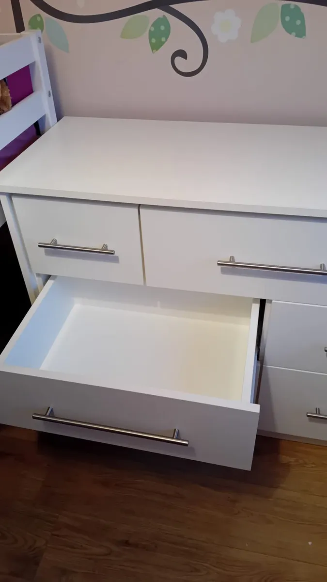 Bedroom set. Chest of drawers & bookshelf. - Image 4