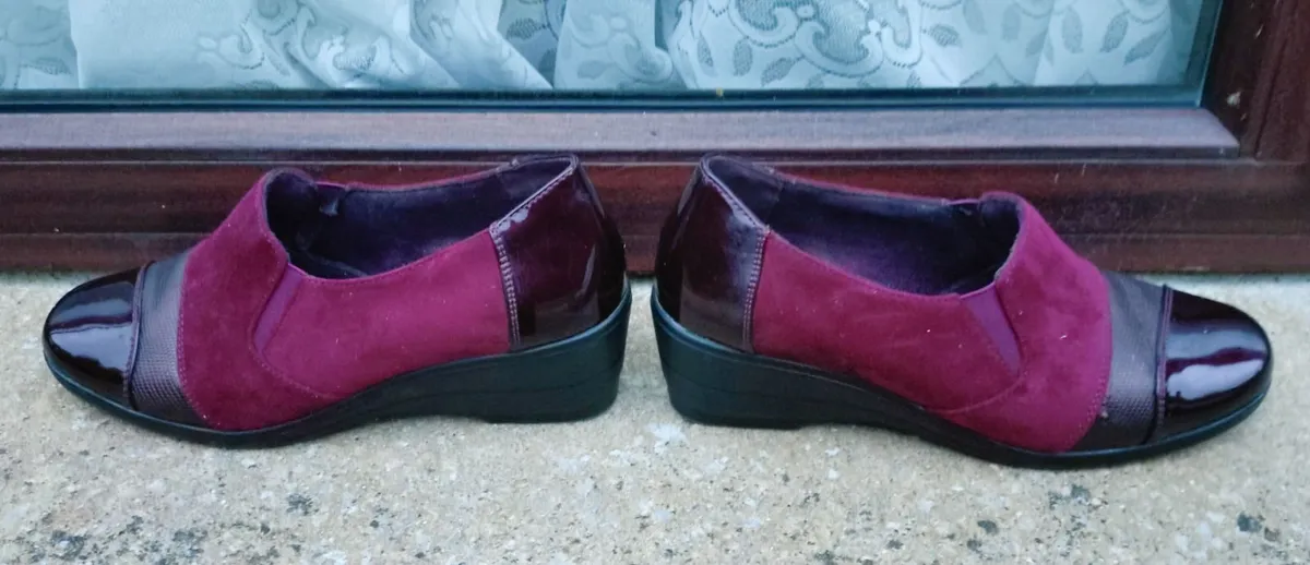 Ladies Purple Shoes (used). - Image 1
