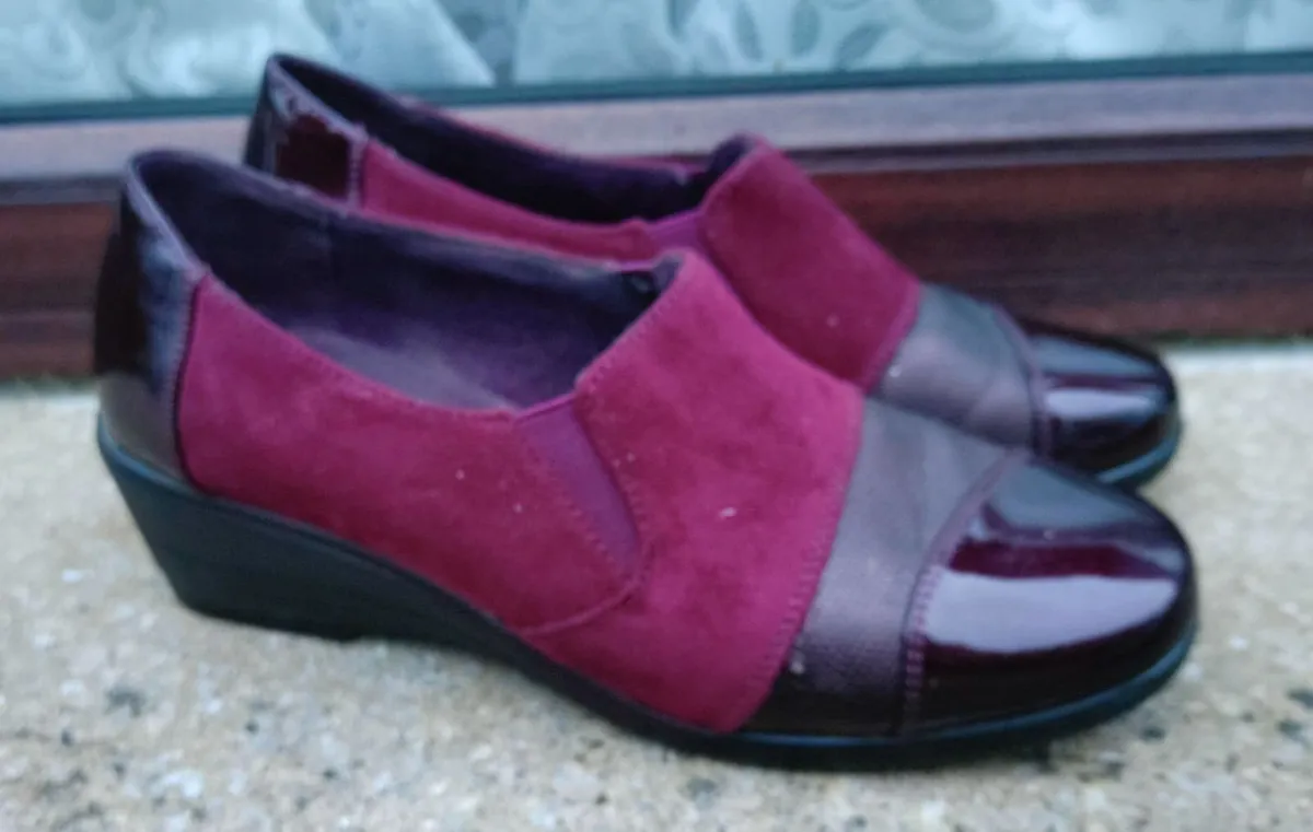 Ladies Purple Shoes (used). - Image 2