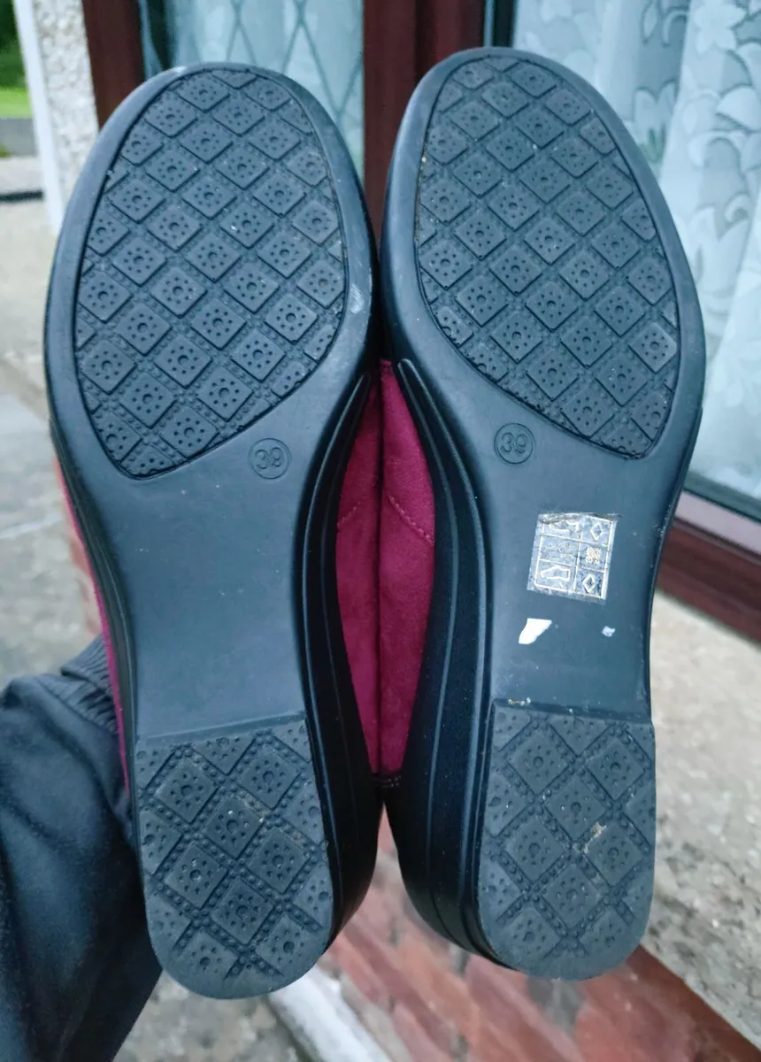 Ladies Purple Shoes (used). - Image 3