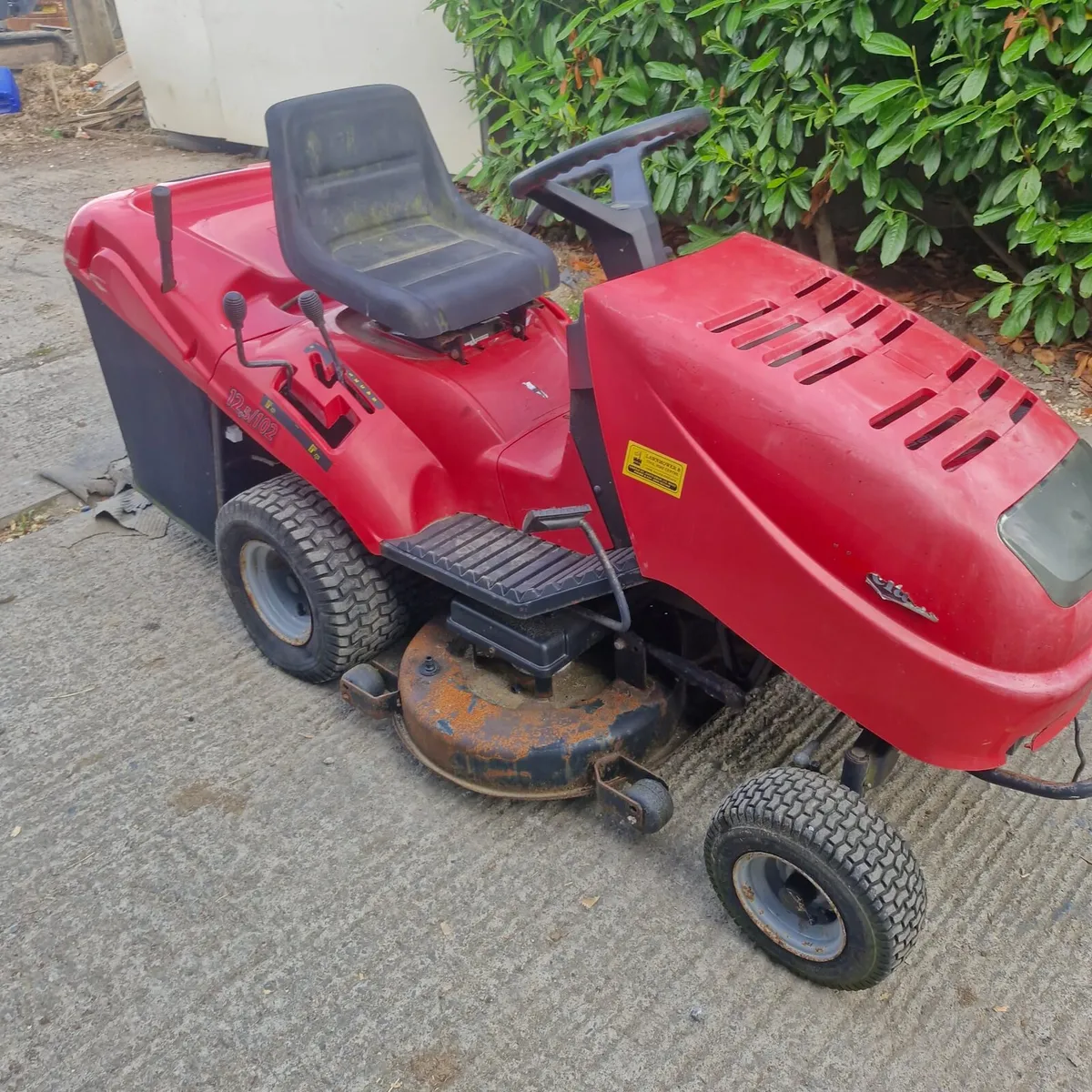Ride on lawn mower - Image 1