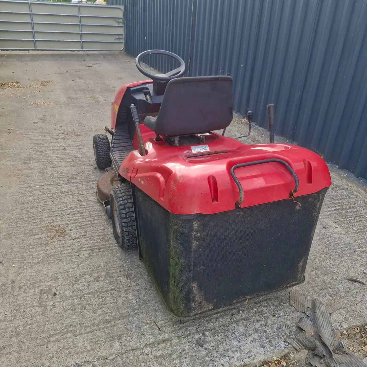 Ride on lawn mower - Image 3