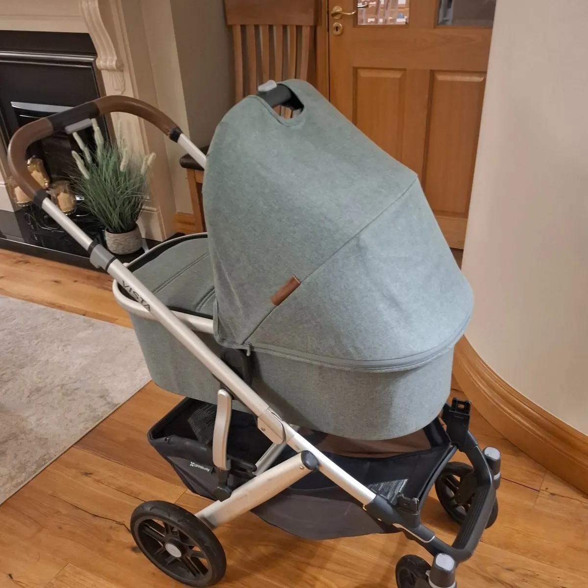 Uppa Baby Vista V2 Complete Travel System - Image 1
