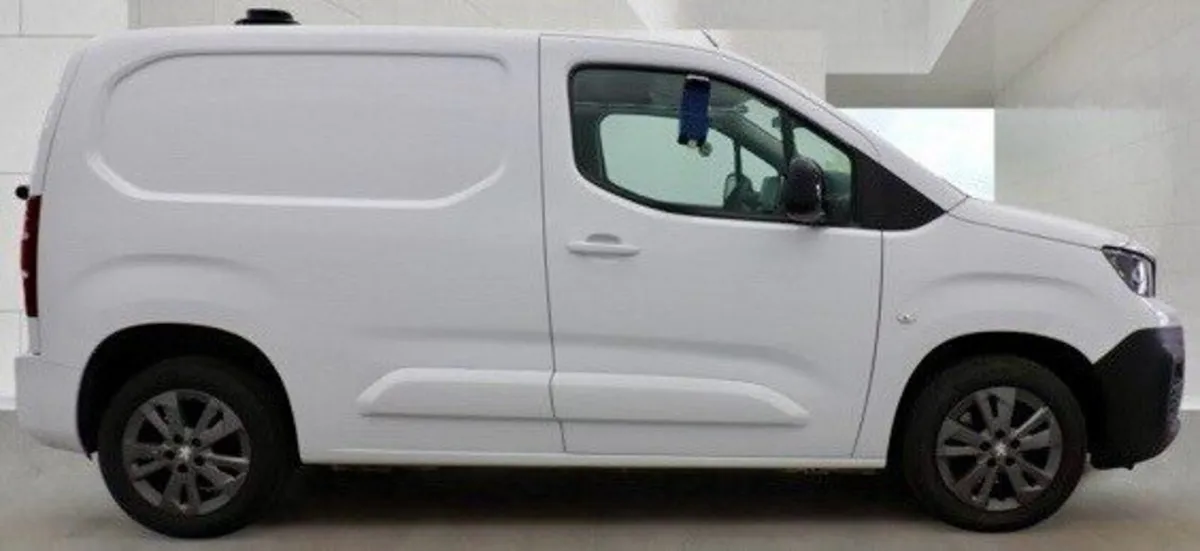 1.5 BlueHDi 1000 Asphalt Premium + Standard Panel - Image 4