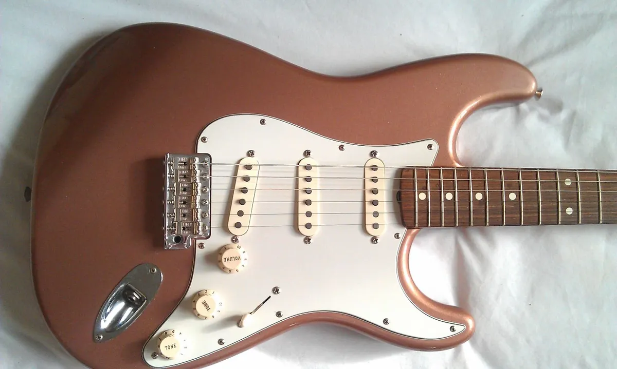 Fender stratocaster - Image 4