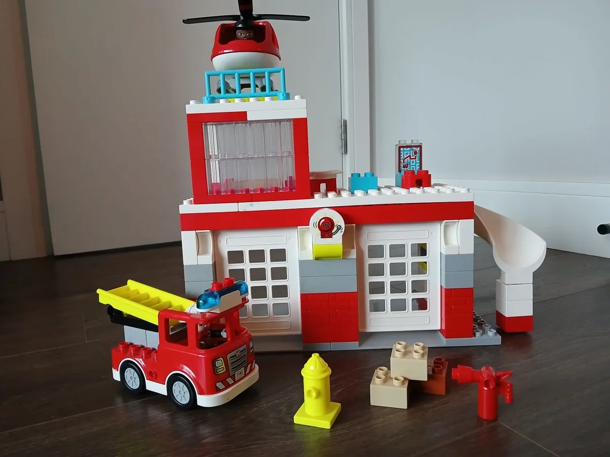 Lego Duplo fire station with truck and helicopter - Image 2