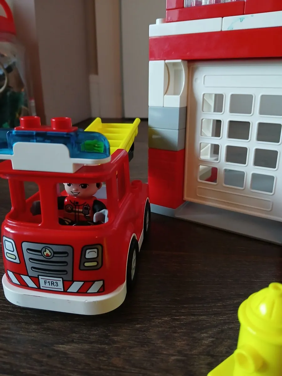 Lego Duplo fire station with truck and helicopter - Image 3