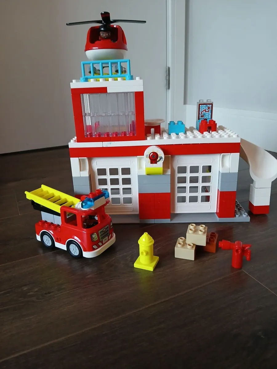 Lego Duplo fire station with truck and helicopter - Image 1