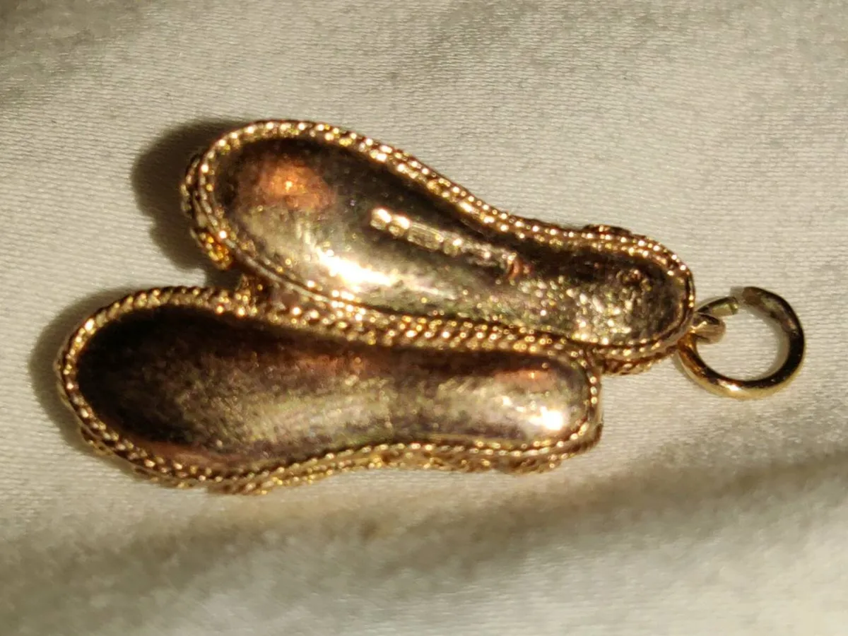 BALLET GARNET SLIPPERS, 9CT Solid Gold 3.47g Charm - Image 4
