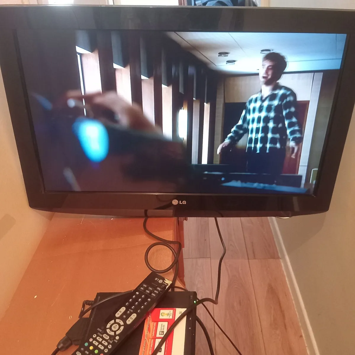 36in LG tv - Image 2
