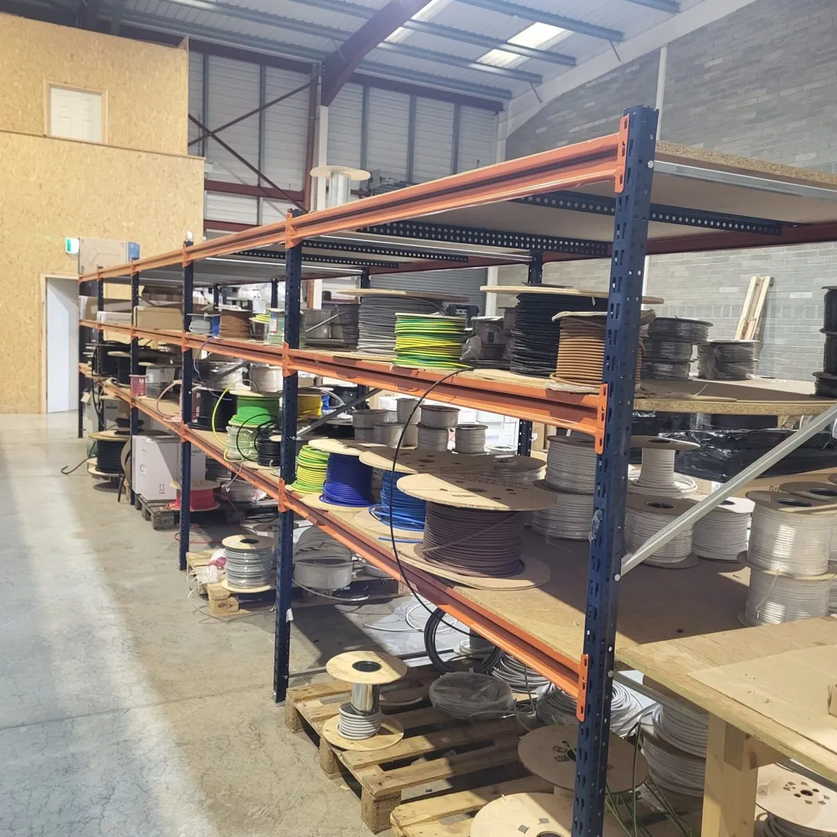 Long span shelving - Image 1