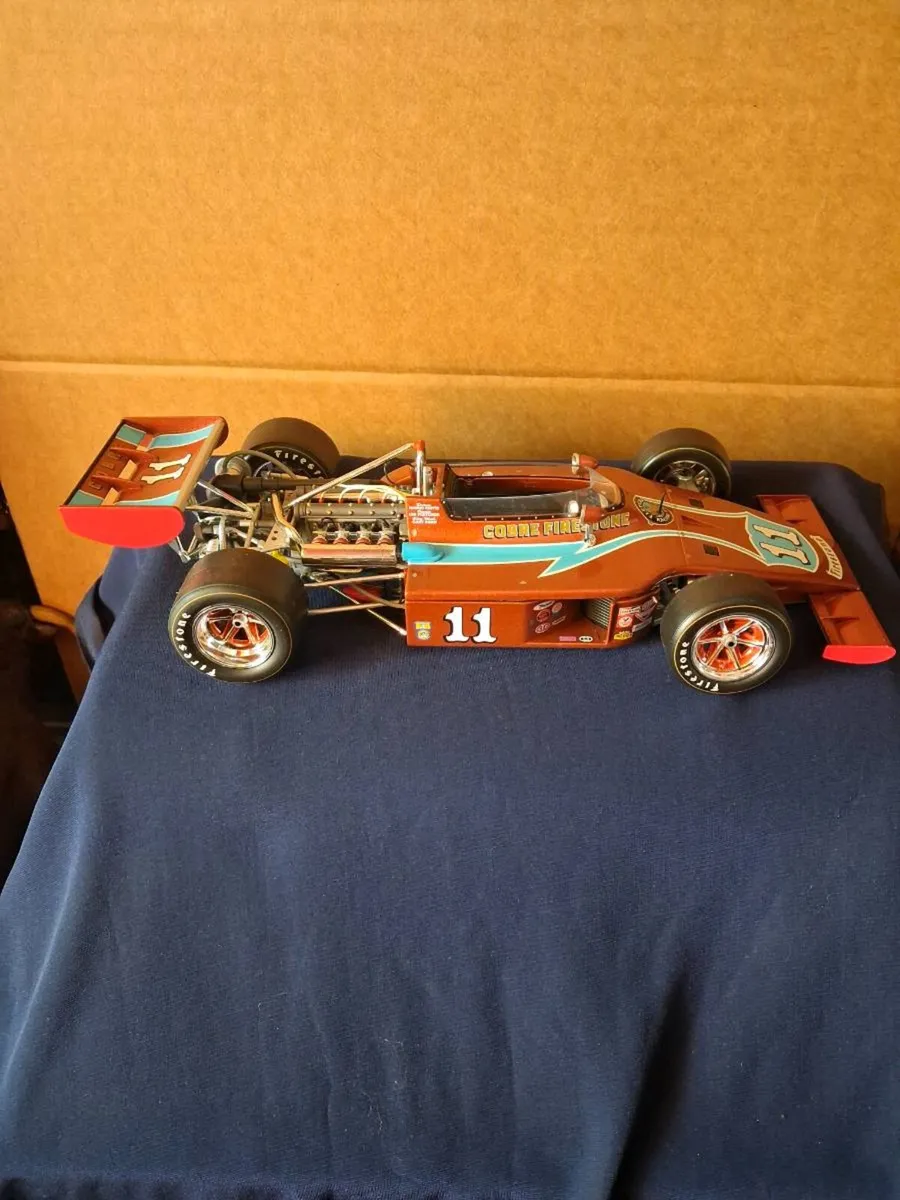 Model cars and bar signs - Image 1