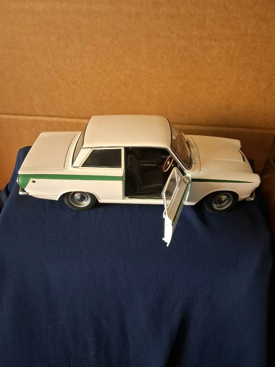 Model cars and bar signs - Image 2
