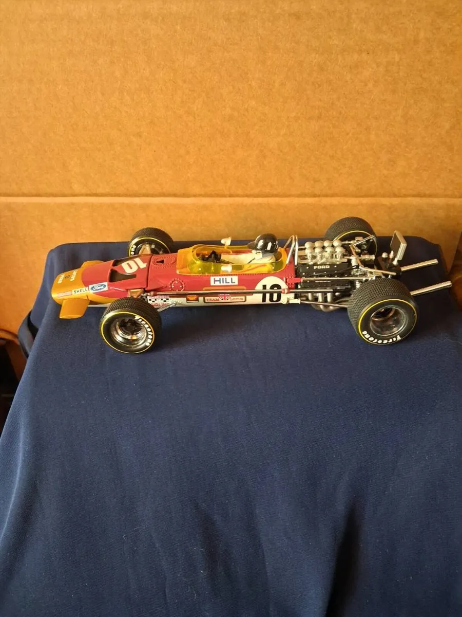 Model cars and bar signs - Image 3