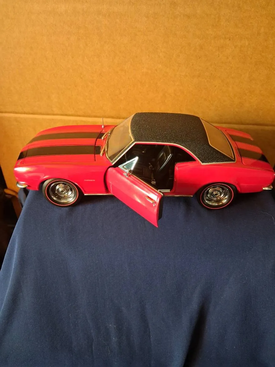 Model cars and bar signs - Image 4