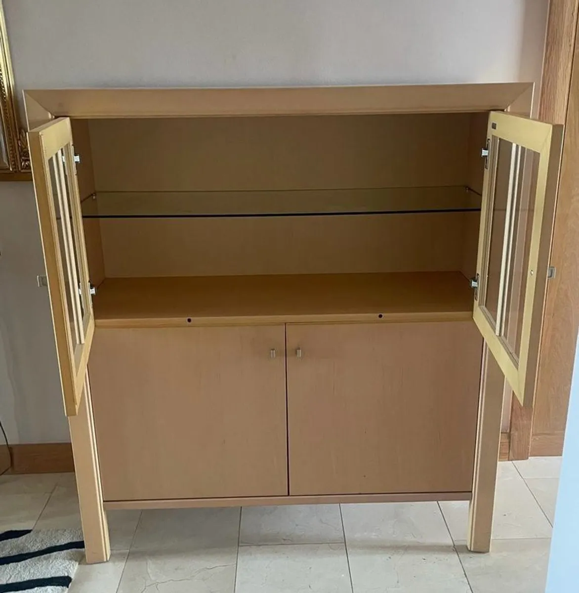 Scovby maple display cabinet - Image 2