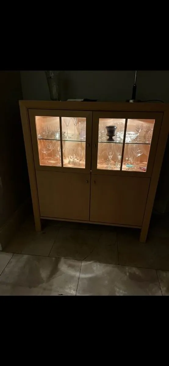 Scovby maple display cabinet - Image 3