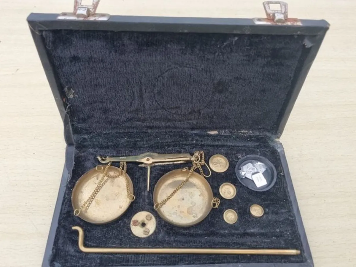 Old brass pocket scale - Image 1