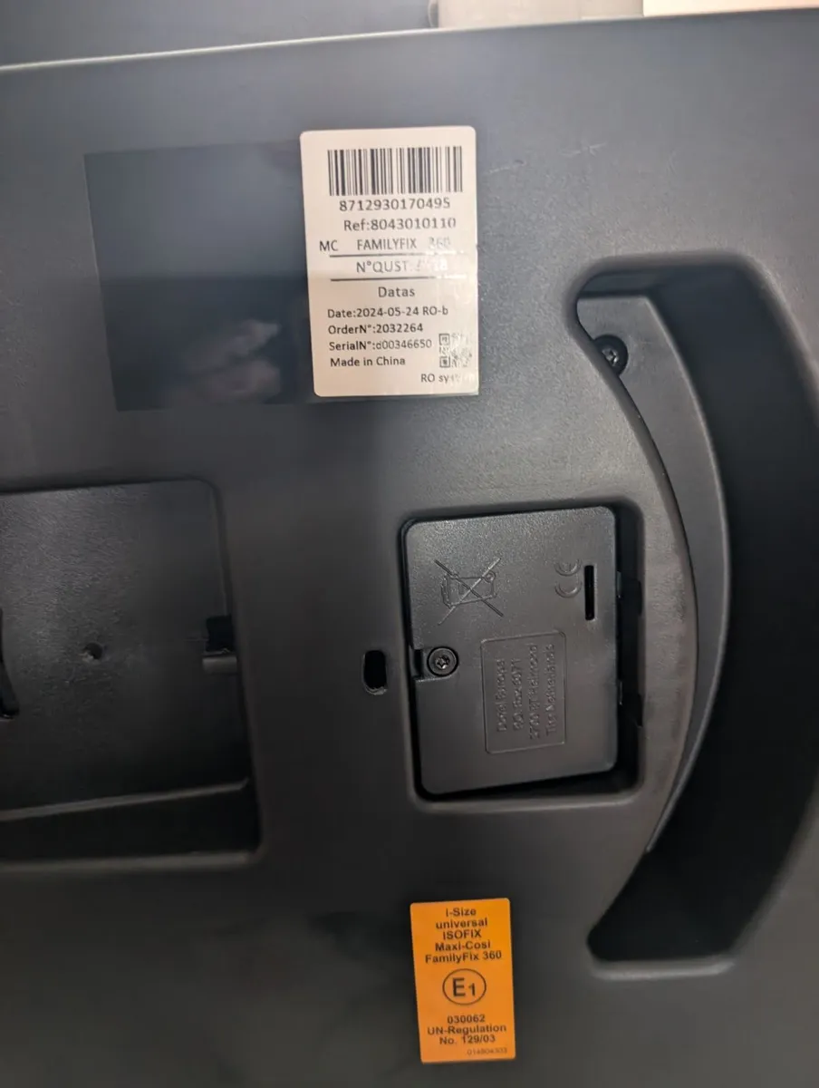 Maxi Cosi Pebble FamilyFix 360 spin carseat + base - Image 3