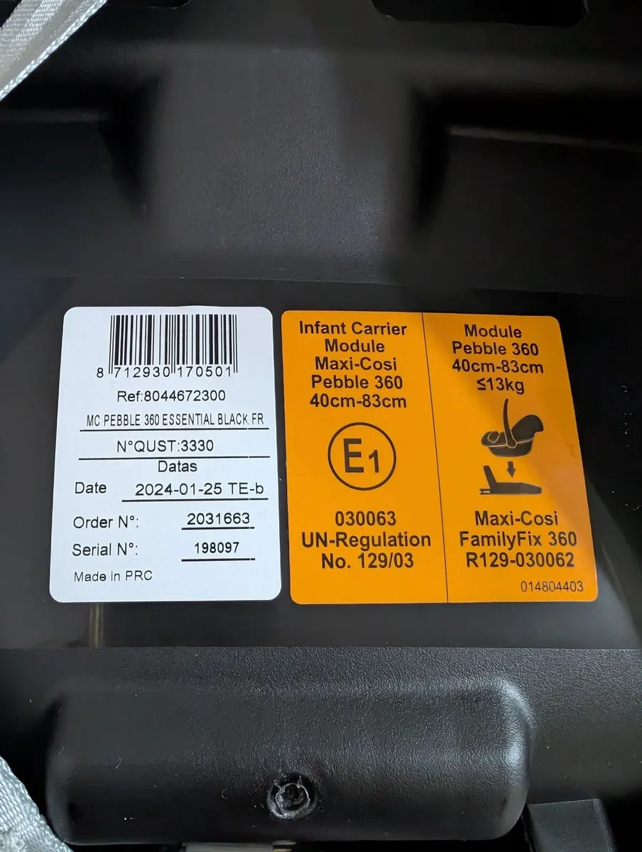 Maxi Cosi Pebble FamilyFix 360 spin carseat + base - Image 2