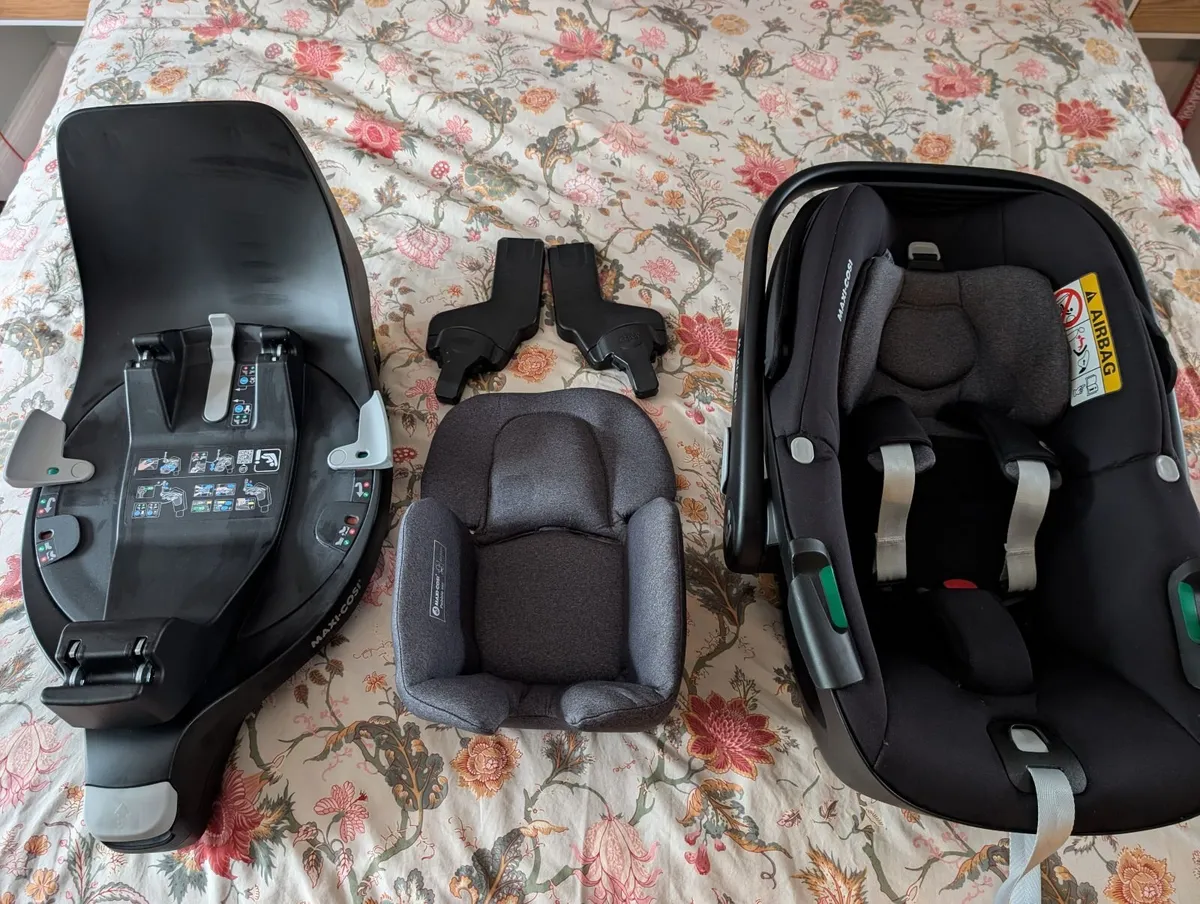 Maxi Cosi Pebble FamilyFix 360 spin carseat + base - Image 1