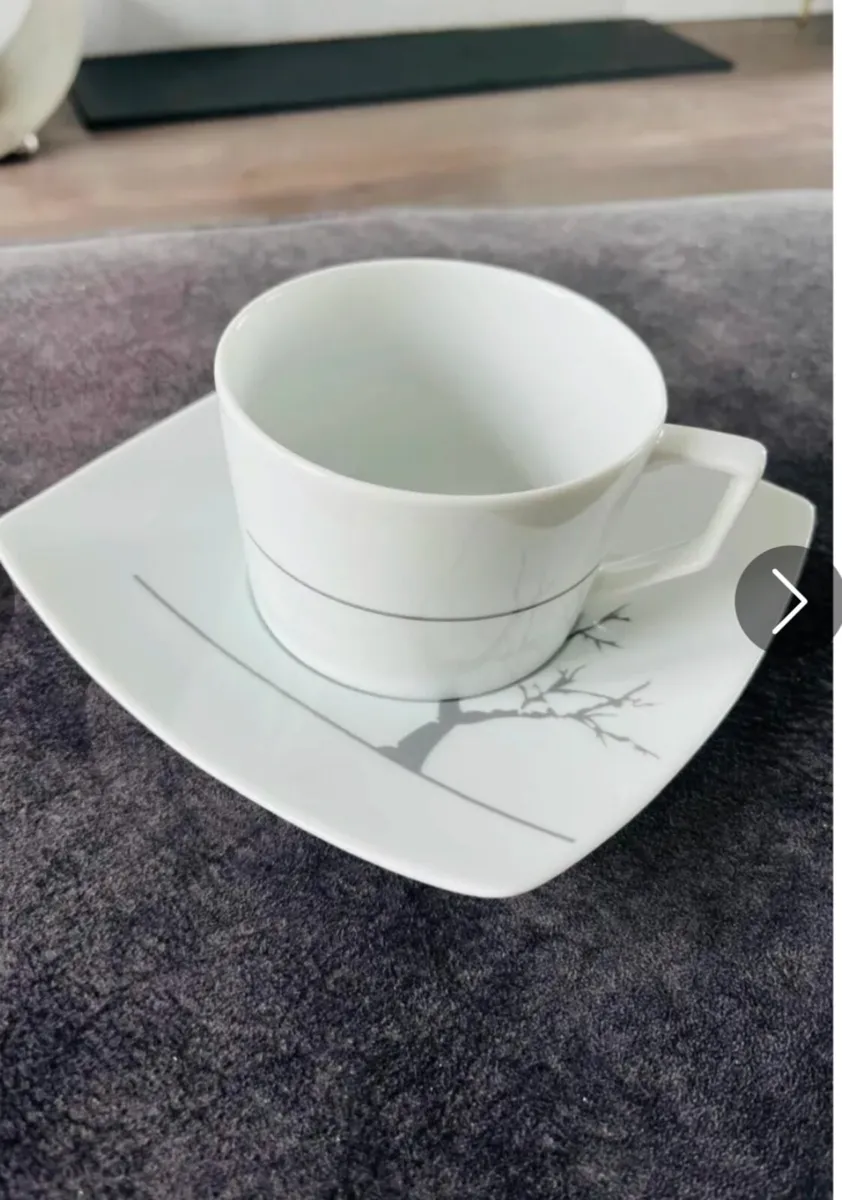 Cups and saucers - Image 2