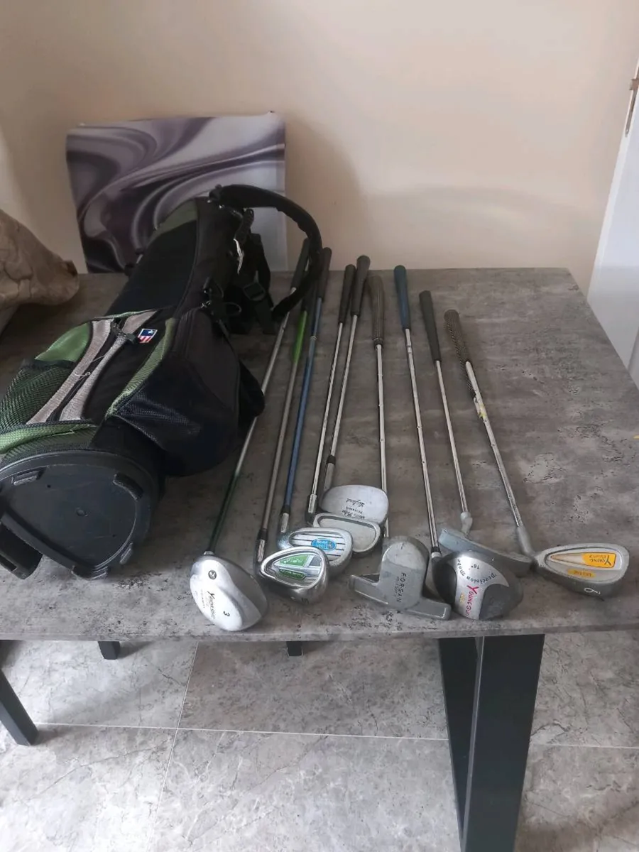 Junior golf clubs and bag. - Image 1