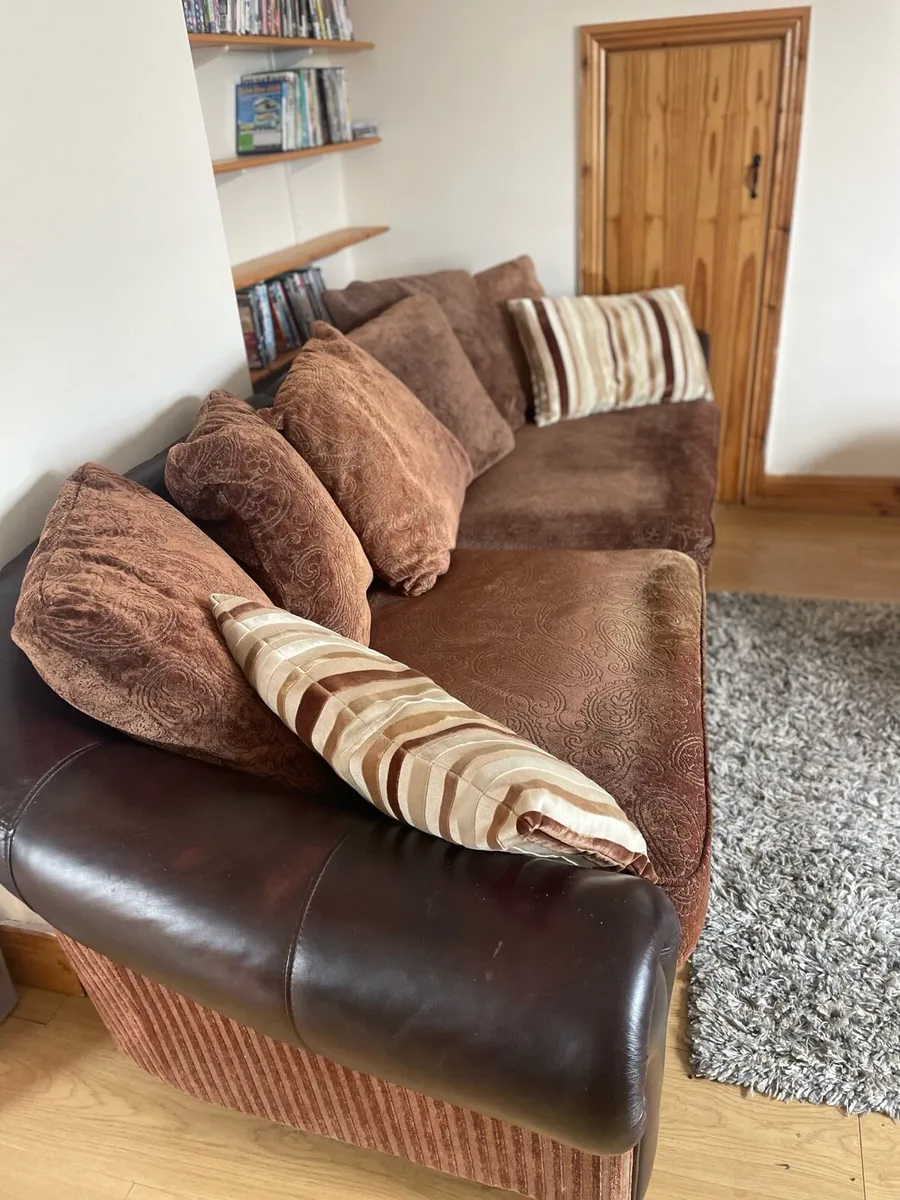 Large couch - Image 4