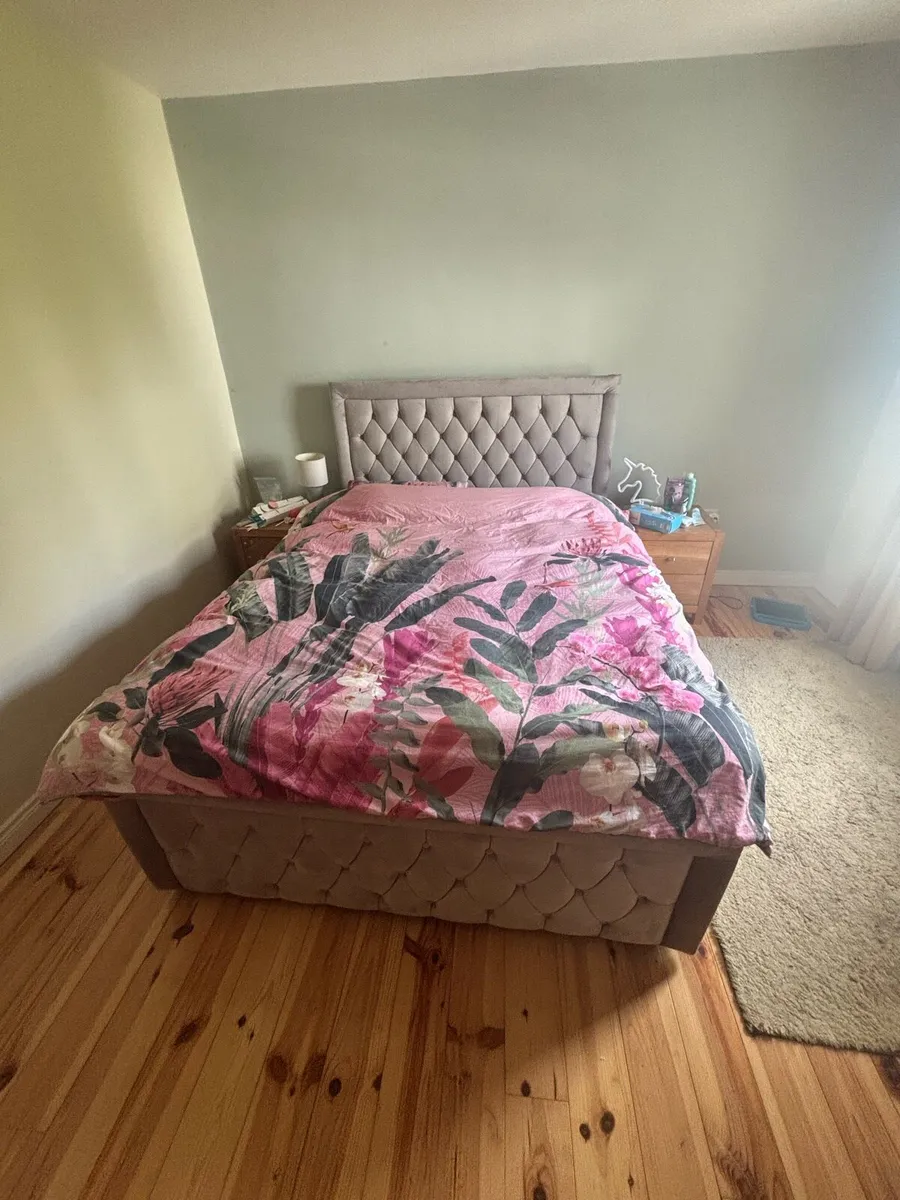 King size bed - Image 1